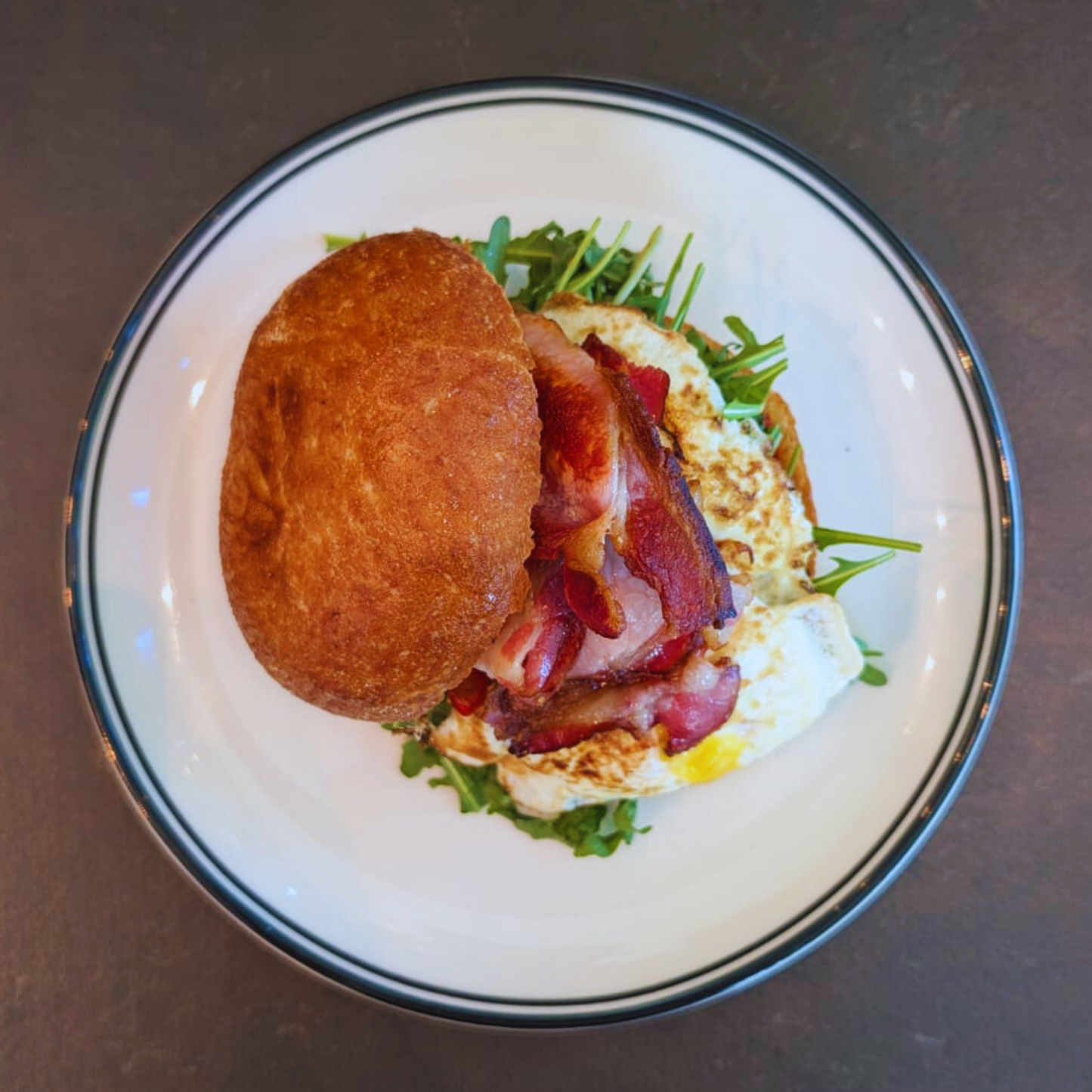 BACON & EGG MUFFIN w cheddar & tom relish